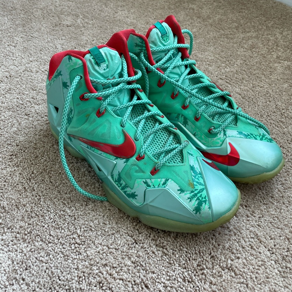 Nike LeBron 11 Christmas Edition